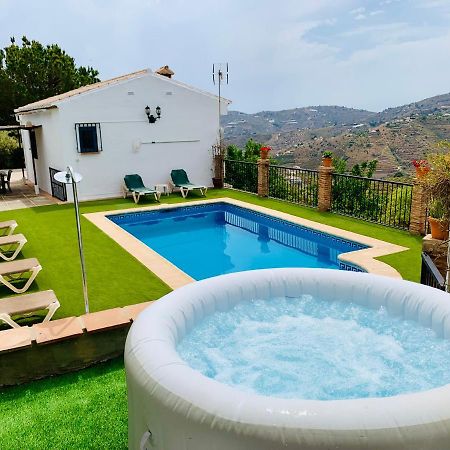Villa En Frigiliana Con Piscina Y Jacuzzi Bagian luar foto