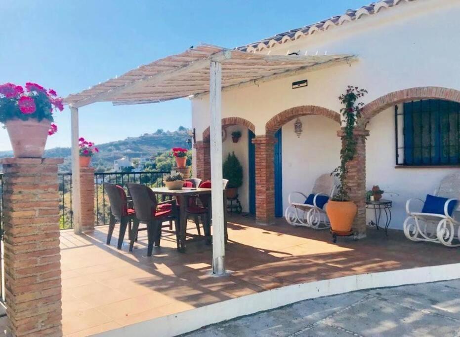 Villa En Frigiliana Con Piscina Y Jacuzzi Bagian luar foto