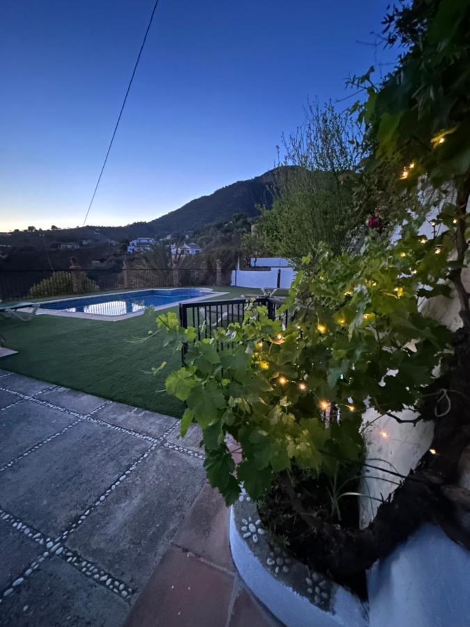 Villa En Frigiliana Con Piscina Y Jacuzzi Bagian luar foto